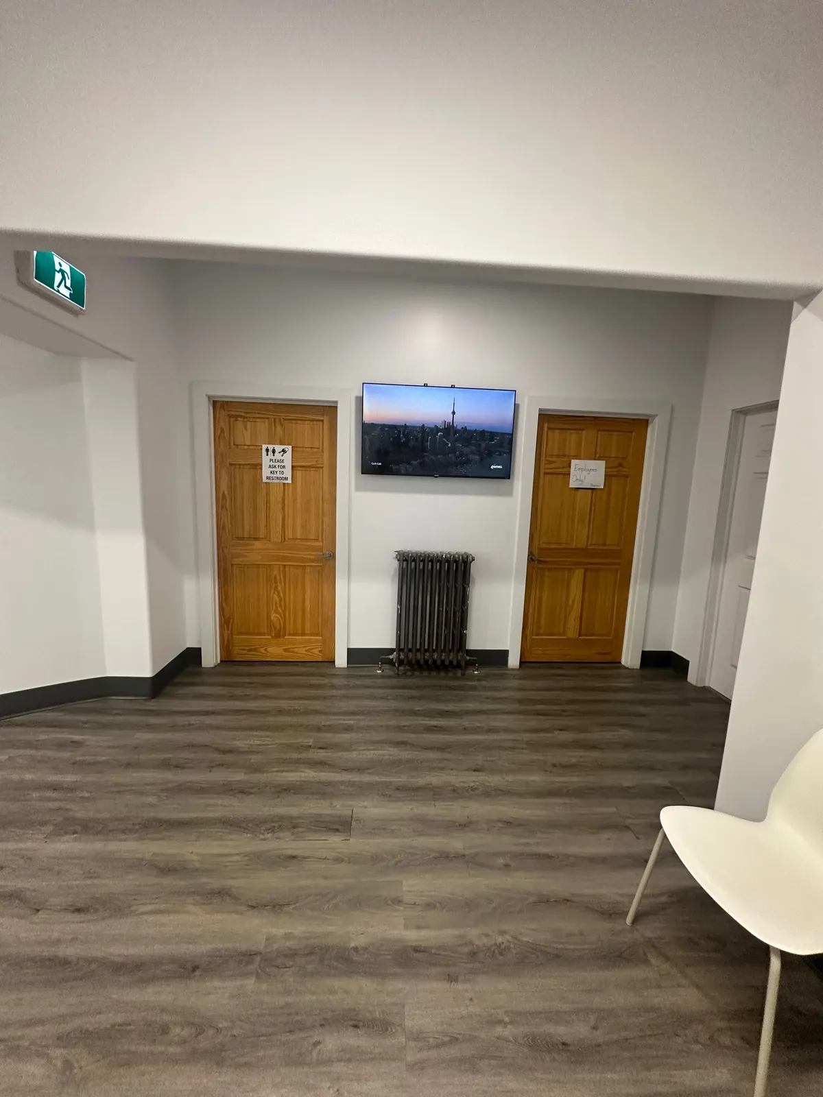 TV and seating in the Spin-It Laundromat waiting area